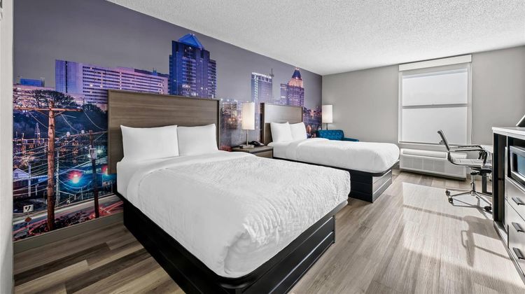Clarion Pointe Room
