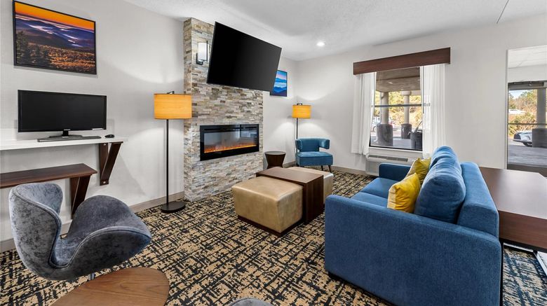 <b>Clarion Pointe Lobby</b>. Images powered by <a href="https://iceportal.shijigroup.com/" title="IcePortal" target="_blank">IcePortal</a>.