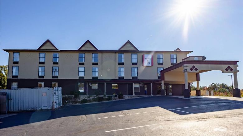 <b>Clarion Pointe Exterior</b>. Images powered by <a href="https://iceportal.shijigroup.com/" title="IcePortal" target="_blank">IcePortal</a>.