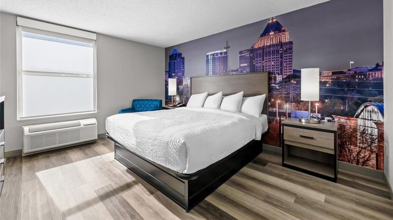 <b>Clarion Pointe Room</b>. Images powered by <a href="https://iceportal.shijigroup.com/" title="IcePortal" target="_blank">IcePortal</a>.