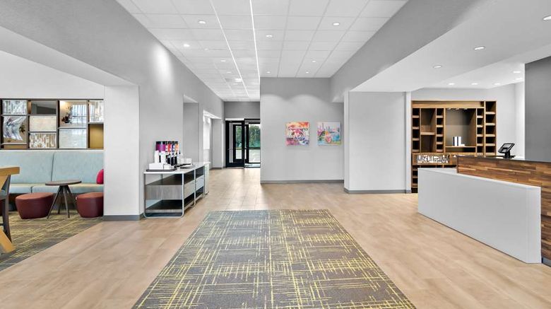 <b>Hampton Inn & Stes Medical District UIC Lobby</b>. Images powered by <a href="https://iceportal.shijigroup.com/" title="IcePortal" target="_blank">IcePortal</a>.