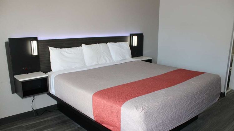 Clarion Pointe Decatur River City Room
