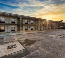 Clarion Pointe Decatur River City Exterior