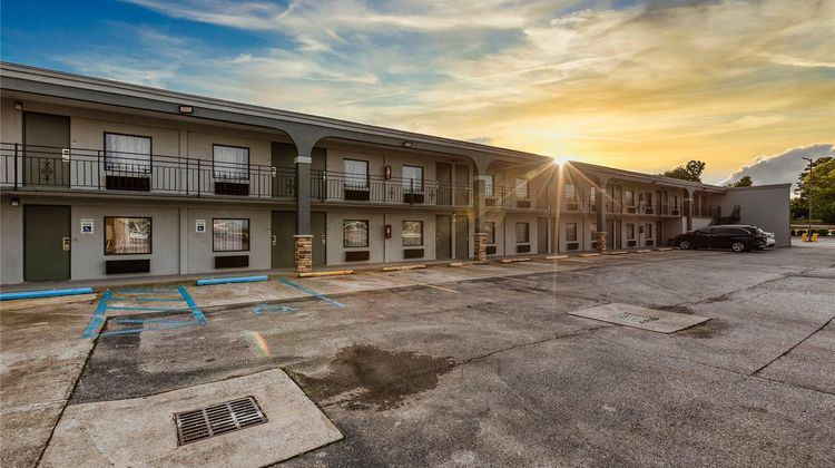 Clarion Pointe Decatur River City Exterior