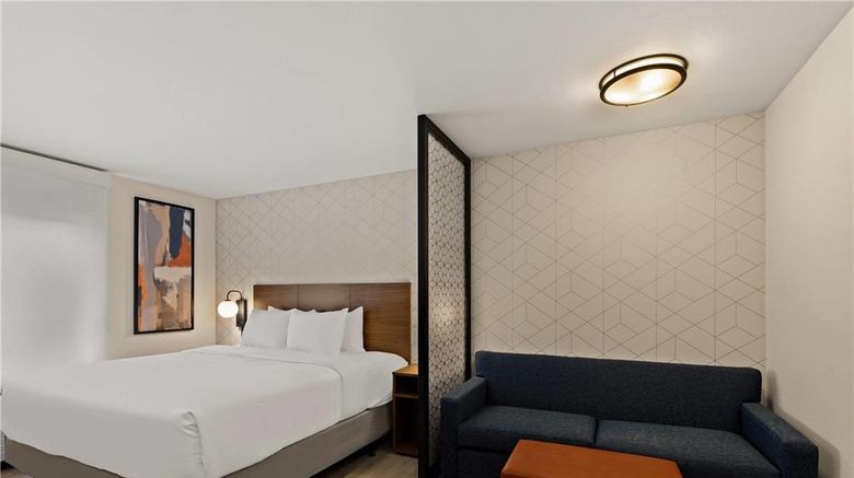 <b>Everhome Suites Atlanta Newnan Room</b>. Images powered by <a href="https://iceportal.shijigroup.com/" title="IcePortal" target="_blank">IcePortal</a>.
