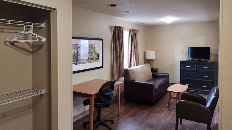 <b>Suburban Studios Columbus East Room</b>. Images powered by <a href="https://iceportal.shijigroup.com/" title="IcePortal" target="_blank">IcePortal</a>.