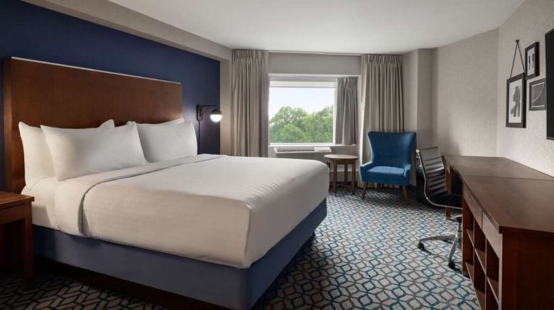 <b>Wyndham Grand Fallsview Hotel Room</b>. Images powered by <a href="https://iceportal.shijigroup.com/" title="IcePortal" target="_blank">IcePortal</a>.