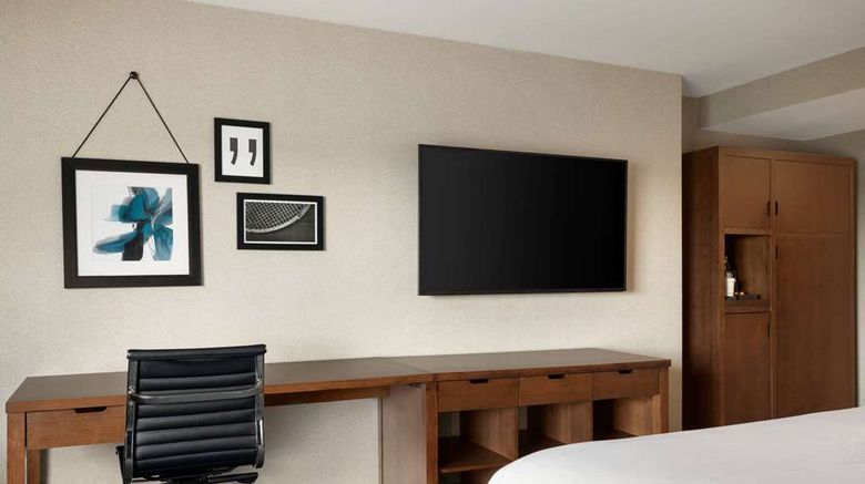 <b>Wyndham Grand Fallsview Hotel Room</b>. Images powered by <a href="https://iceportal.shijigroup.com/" title="IcePortal" target="_blank">IcePortal</a>.