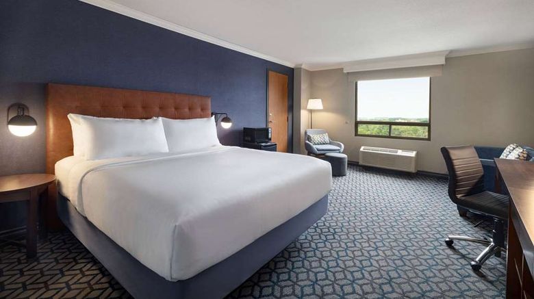 <b>Wyndham Grand Fallsview Hotel Room</b>. Images powered by <a href="https://iceportal.shijigroup.com/" title="IcePortal" target="_blank">IcePortal</a>.