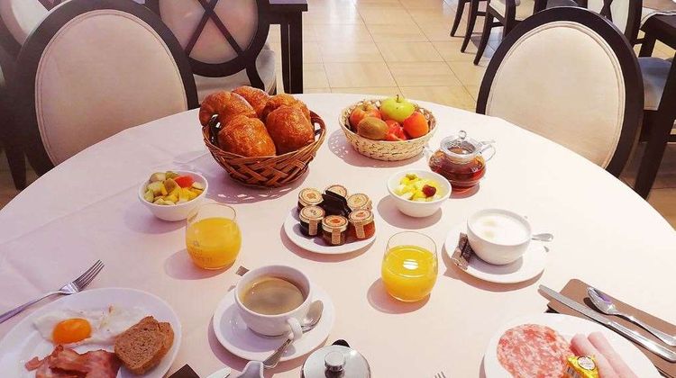 Henry II Hotel Restaurant