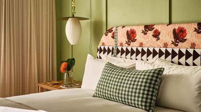 <b>Wayfinder Waikiki Room</b>. Images powered by <a href="https://iceportal.shijigroup.com/" title="IcePortal" target="_blank">IcePortal</a>.