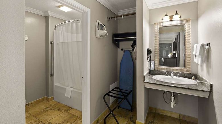 <b>Quality Inn Ocean Springs Room</b>. Images powered by <a href="https://iceportal.shijigroup.com/" title="IcePortal" target="_blank">IcePortal</a>.