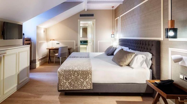 <b>Catalonia Las Cortes Hotel Room</b>. Images powered by <a href="https://iceportal.shijigroup.com/" title="IcePortal" target="_blank">IcePortal</a>.