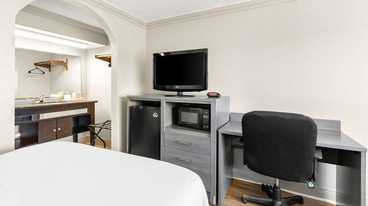 Econo Lodge Room