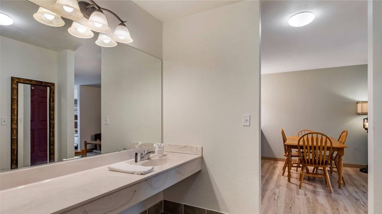 <b>Three Bears Resort Room</b>. Images powered by <a href="https://iceportal.shijigroup.com/" title="IcePortal" target="_blank">IcePortal</a>.