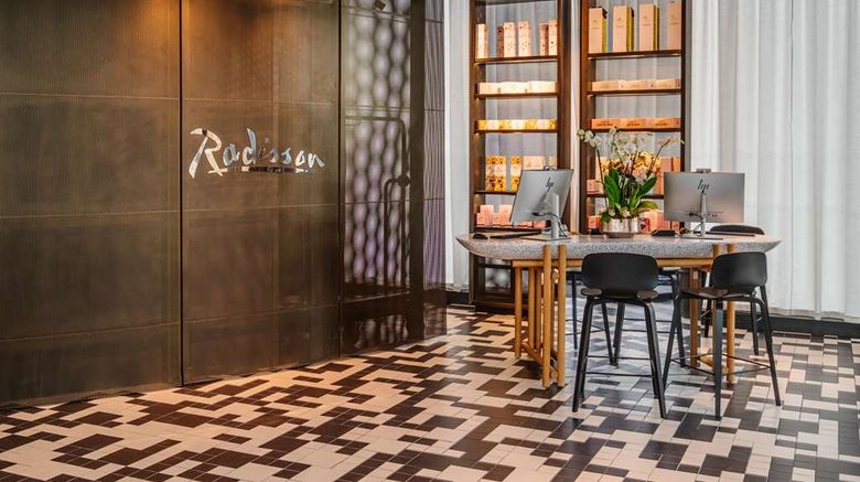 <b>Radisson Hotel Reims Lobby</b>. Images powered by <a href="https://iceportal.shijigroup.com/" title="IcePortal" target="_blank">IcePortal</a>.