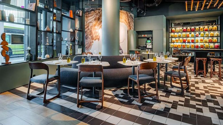 <b>Radisson Hotel Reims Restaurant</b>. Images powered by <a href="https://iceportal.shijigroup.com/" title="IcePortal" target="_blank">IcePortal</a>.