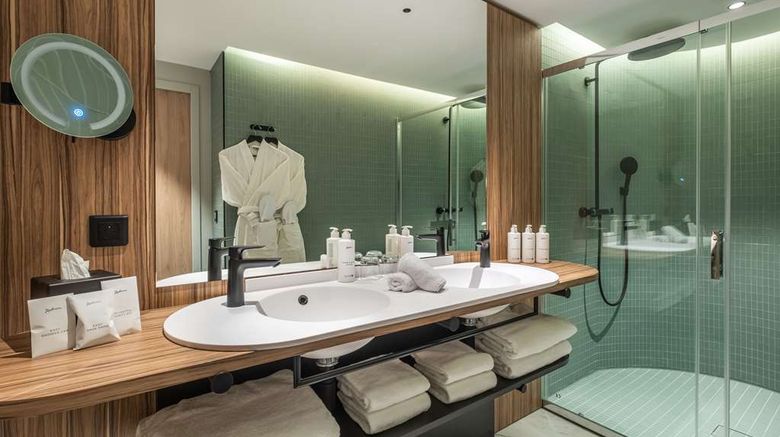 <b>Radisson Hotel Reims Suite</b>. Images powered by <a href="https://iceportal.shijigroup.com/" title="IcePortal" target="_blank">IcePortal</a>.