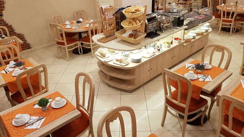 <b>Champerret Elysees Restaurant</b>. Images powered by <a href="https://iceportal.shijigroup.com/" title="IcePortal" target="_blank">IcePortal</a>.