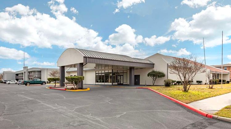 Suburban Studios Gainesville Exterior