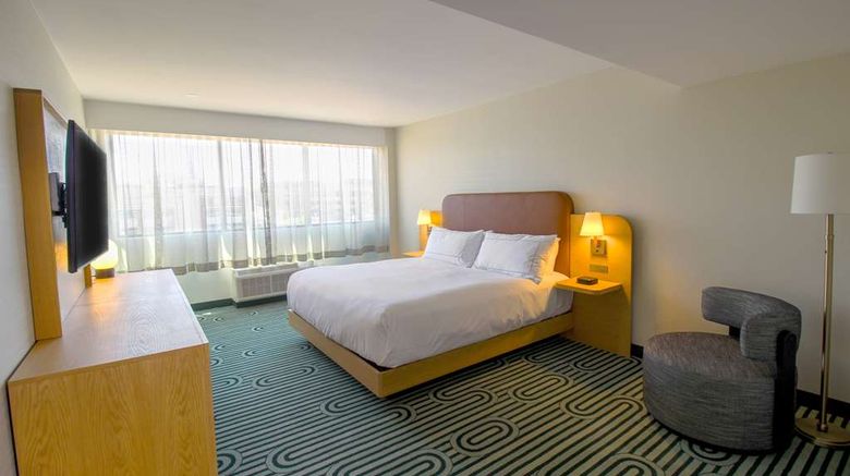 <b>DoubleTree by Hilton Clarksville Room</b>. Images powered by <a href="https://iceportal.shijigroup.com/" title="IcePortal" target="_blank">IcePortal</a>.