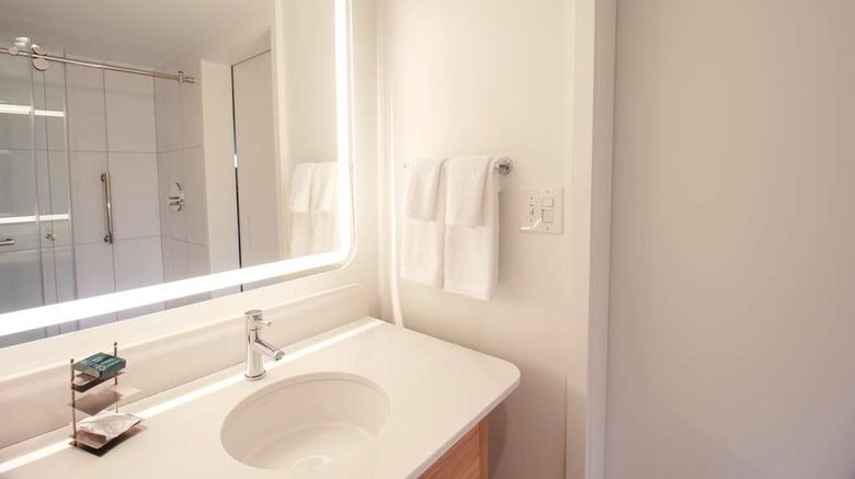 <b>DoubleTree by Hilton Clarksville Room</b>. Images powered by <a href="https://iceportal.shijigroup.com/" title="IcePortal" target="_blank">IcePortal</a>.