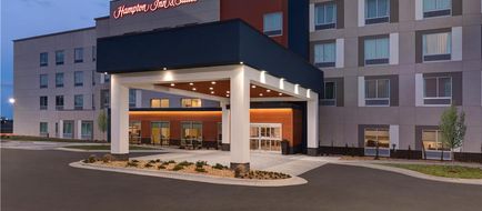 Hampton Inn Suites Hilton Airport Exterior