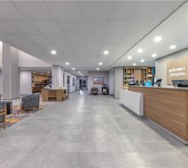 Hampton Inn Suites Hilton Airport Lobby