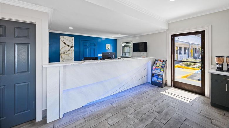 <b>Hotel Elan Lobby</b>. Images powered by <a href="https://iceportal.shijigroup.com/" title="IcePortal" target="_blank">IcePortal</a>.