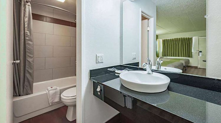 Days Inn by Wyndham Cincinnati I-71 Room