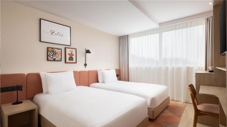 <b>Hampton by Hilton Charles de Gaulle Room</b>. Images powered by <a href="https://iceportal.shijigroup.com/" title="IcePortal" target="_blank">IcePortal</a>.