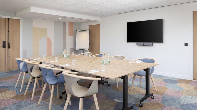 <b>Hampton by Hilton Charles de Gaulle Meeting</b>. Images powered by <a href="https://iceportal.shijigroup.com/" title="IcePortal" target="_blank">IcePortal</a>.