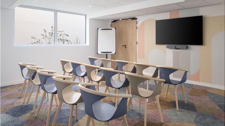 <b>Hampton by Hilton Charles de Gaulle Meeting</b>. Images powered by <a href="https://iceportal.shijigroup.com/" title="IcePortal" target="_blank">IcePortal</a>.