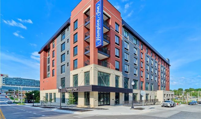 Hampton Inn Hilton UN Medical Ctr Exterior