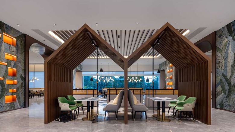 <b>Hilton Garden Inn Jiangmen Xinhui Lobby</b>. Images powered by <a href="https://iceportal.shijigroup.com/" title="IcePortal" target="_blank">IcePortal</a>.