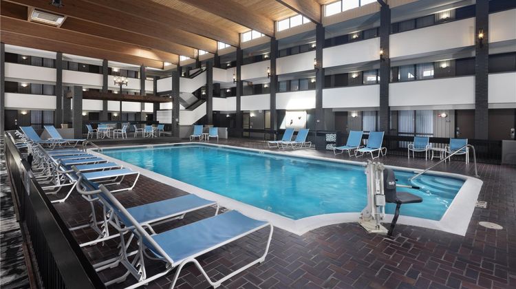 DoubleTree by Hilton Manhattan Pool