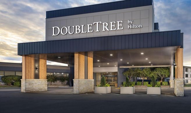 DoubleTree by Hilton Manhattan Exterior