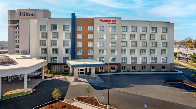 Hampton Inn by Hilton St Louis Airport Exterior