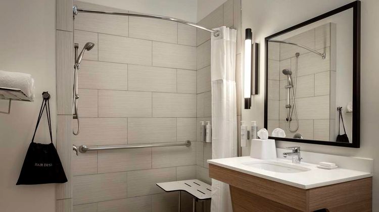 Spark by Hilton Bush Intl Airport Room