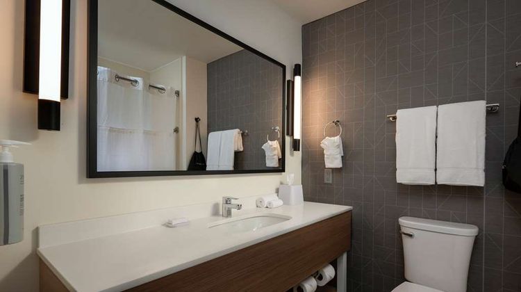 Spark by Hilton Bush Intl Airport Room