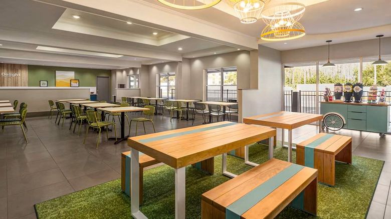 <b>Spark by Hilton Orlando Universal Blvd Restaurant</b>. Images powered by <a href="https://iceportal.shijigroup.com/" title="IcePortal" target="_blank">IcePortal</a>.