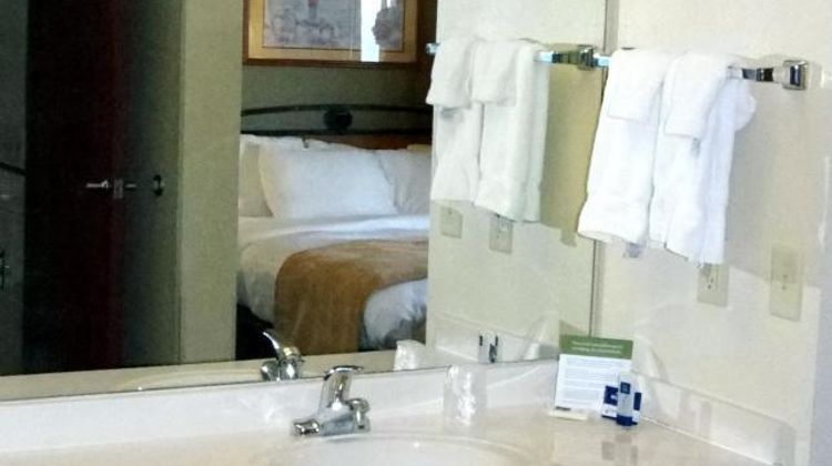 AmericInn by Wyndham Grimes Suite