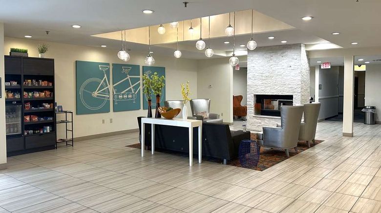 <b>Best Western Erie Inn & Suites Lobby</b>. Images powered by <a href="https://iceportal.shijigroup.com/" title="IcePortal" target="_blank">IcePortal</a>.