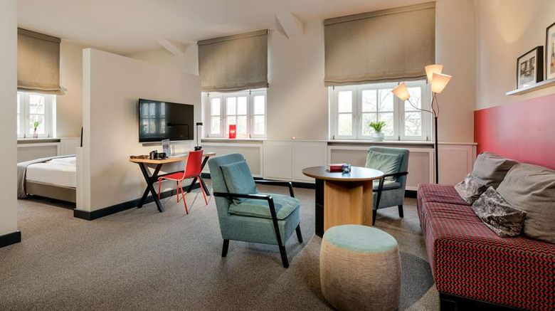 <b>Apartment 040 Suite</b>. Images powered by <a href="https://iceportal.shijigroup.com/" title="IcePortal" target="_blank">IcePortal</a>.