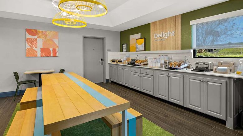 <b>Spark by Hilton Tifton Restaurant</b>. Images powered by <a href="https://iceportal.shijigroup.com/" title="IcePortal" target="_blank">IcePortal</a>.