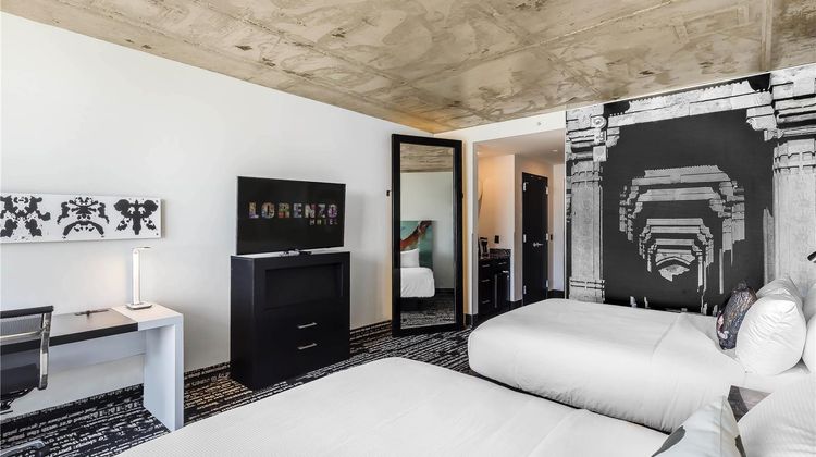 Lorenzo Hotel Room