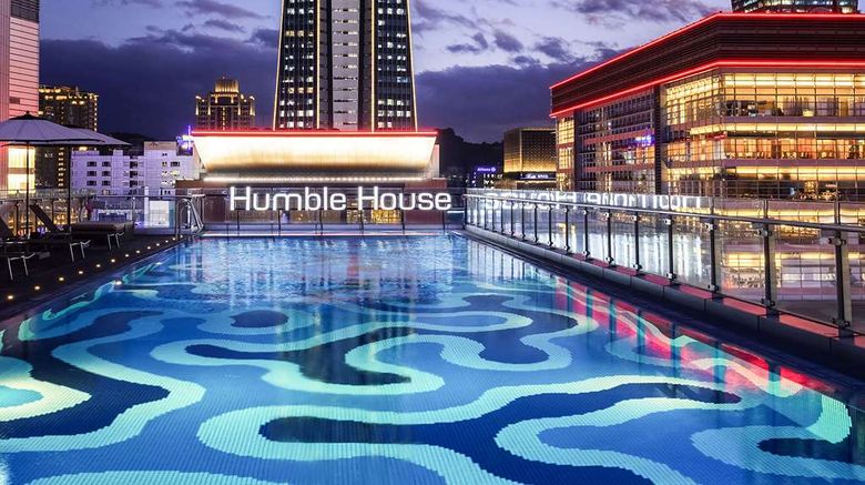 <b>Humble House Taipei Curio Coll by Hilton Pool</b>. Images powered by <a href="https://iceportal.shijigroup.com/" title="IcePortal" target="_blank">IcePortal</a>.