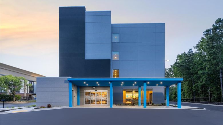 <b>Tru By Hilton Commerce Exterior</b>. Images powered by <a href="https://iceportal.shijigroup.com/" title="IcePortal" target="_blank">IcePortal</a>.