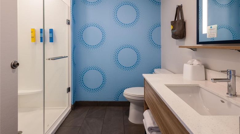 <b>Tru By Hilton Commerce Room</b>. Images powered by <a href="https://iceportal.shijigroup.com/" title="IcePortal" target="_blank">IcePortal</a>.