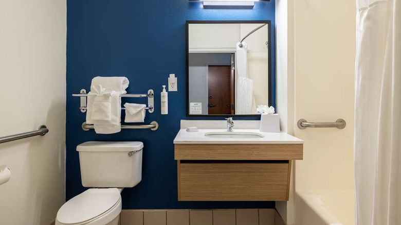 <b>Spark by Hilton Savannah Airport Room</b>. Images powered by <a href="https://iceportal.shijigroup.com/" title="IcePortal" target="_blank">IcePortal</a>.